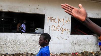 السنغال تفرض قيودا على الإنترنت مع تصاعد الاحتجاجات الغاضبة
