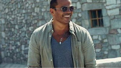 بإطلالة شبابية عمرو دياب يخطف الأنظار | صور