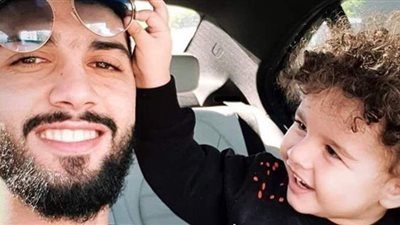 فرجاني ساسي ينشر صورة له مع ابنته ترتدي فيها تي شيرت الترجي التونسي