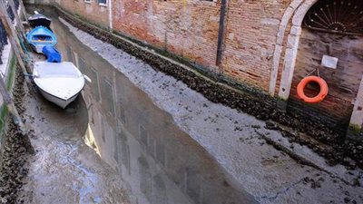 حدث نادر.. قنوات البندقية الشهيرة بلا مياه| صور