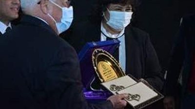 وزيرة الثقافة تهدي محافظ بورسعيد وحرمه تذكرتي سينما | صور