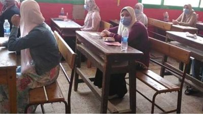 طلاب الصف الأول الثانوي يؤدون امتحان مادتى الفلسفة والفيزياء