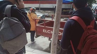 الباعة الجائلون يسيطرون على أسوار المدارس في الإسكندرية