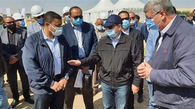 بتكلفة ٢ مليار جنيه.. وزير البترول يتفقد خط غاز مدينة العلمين
