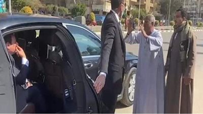 السيسى يتوقف بسيارته ويستجيب لطلبات 3 مواطنين.. أبرزها علاج بائع فاكهة على نفقة الدولة