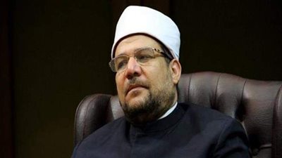 وزير الأوقاف يبكي على الهواء خلال خطبة الجمعة: أكثروا من الصلاة على الرسول