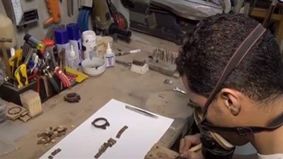 إيده تتلف في حرير.. أحمد جوهر يصنع نظارات وساعات من الخشب | فيديو