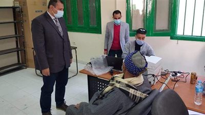 تطعيم 121 من المسنين وأصحاب الأمراض المزمنة بلقاح كورونا في أسيوط |صور