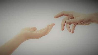 تفسير رؤيا عطاء الميت في المنام وعلاقته بالخير والرزق الوفير