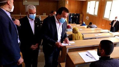 وزير التعليم العالي يتفقد لجان الامتحانات بـ