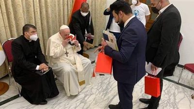 البابا فرانسيس يدهش العراقيين بموقف نادر | صورة