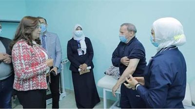 محافظ دمياط تتابع تقديم لقاح كورونا لكبار السن
