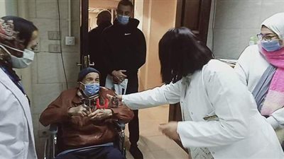 على كراسي متحركة.. كبار السن يواصلون تلقي لقاح كورونا بالإسكندرية