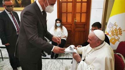 إهداء قميص منتخب العراق إلى بابا الفاتيكان