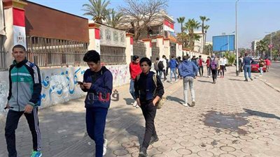 لقطات من امتحانات اليوم.. طالب بالصف الثاني الثانوي: مش عارف الامتحان سهل ولا صعب.. وآخر بالصف الثاني الإعدادي: سهل جدا