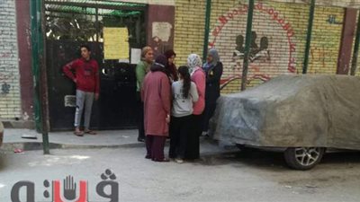 تجمع الأهالي أمام لجنة امتحان للشهادة الإعدادية بعين شمس بسبب تأخر خروج الطلاب | صور