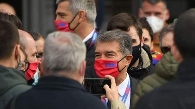 انتخابات برشلونة.. لابورتا يدلي بصوته في النادي الكتالوني