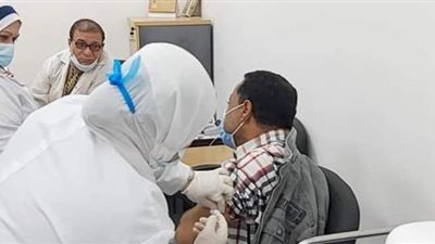 الصحة: تطعيم 2000 مواطن بلقاح كورونا