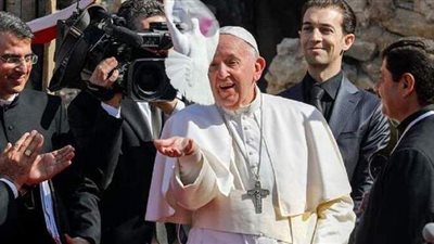 لحظة إطلاق البابا فرنسيس حمامة سلام من الموصل | فيديو