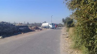 سيارات كسح تفرغ حمولتها في الطريق العام بالنغاميش بسوهاج | فيديو