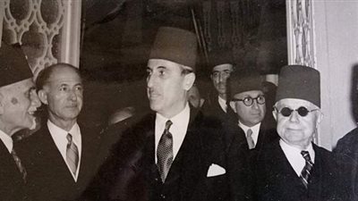 نشر صورة نادرة لرئيس سوري يقبل أنف ملك سعودي في مصر