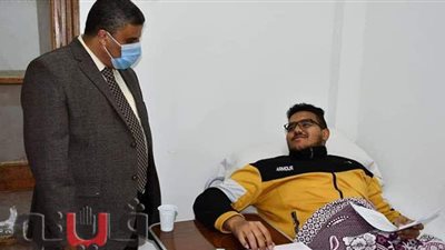 نائب رئيس جامعة القناة يطمئن على طالب أجريت له عملية جراحية |صور