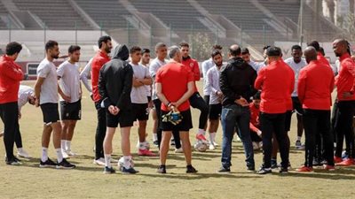 موسيماني يجتمع مع لاعبي الأهلي قبل المران