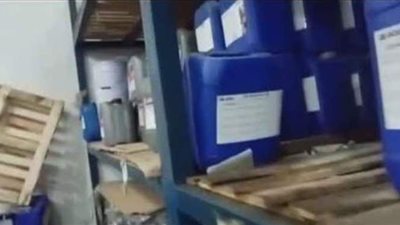 ضبط 39 طن زيوت سيارات يُعاد تدويرها داخل مخزن بالإسكندرية