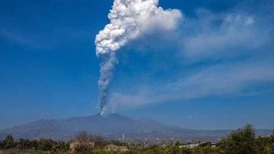 انفجار بركاني بجبل 