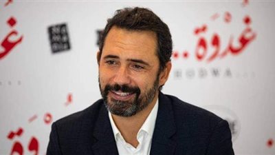 ظافر العابدين يكشف سر ظهوره بالشارب واللحية وأسباب خوضه تجربة الإخراج | فيديو