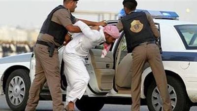 القبض على مقيم في السعودية يصور مركبات الشرطة ويتباهى بأموال مجهولة المصدر | فيديو