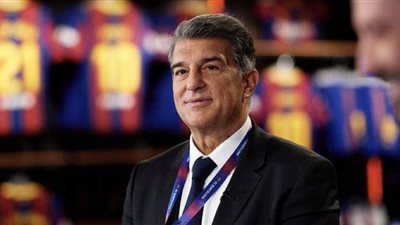 حركة مثيرة وموعد.. مشهد لرئيس برشلونة الجديد مع فتاة يثير ضجة في كتالونيا | فيديو