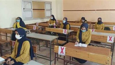 طلاب الشهادة الإعدادية يؤدون الامتحان الموحد بمدارس الجمهورية