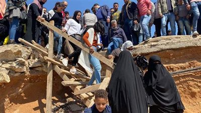 آلاف المارة يواجهون الموت على سلالم خشبية راقصة بدائري السلام | فيديو وصور