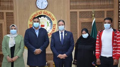 في يوم المرأة.. محافظ الدقهلية يكرم الأسطى سارة ميكانيكي السيارات