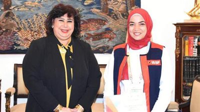 فى يوم المرأة.. وزيرة الثقافة تهنئ ابنة الأوبرا لحصولها على شهادة تقدير من 