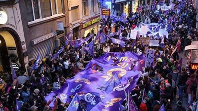 احتجاجا على قتل النساء.. تظاهرات حاشدة قرب ساحة تقسيم بإسطنبول