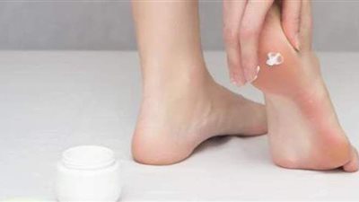 وصفات طبيعية للتخلص من تشققات القدمين خلال الشتاء