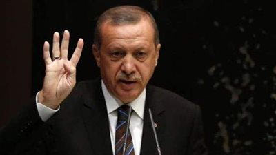 عليه التخلي عن تحية رابعة.. المعارضة التركية تهاجم أردوغان بسبب مصر