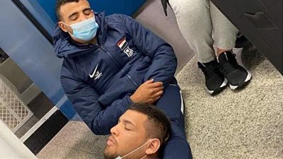 بسبب كورونا.. لاعبو منتخب المصارعة يفترشون أرض مطار روما | صور