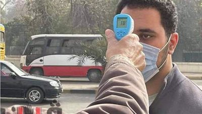 تعقيم وقياس الحرارة.. مشاهد لطلاب ثانية ثانوي قبل دخول امتحان اللغة الأجنبية