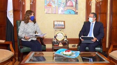 السياحة والهجرة تبحثان تنظيم برامج للمصريين بالخارج لزيارة المعالم الأثرية
