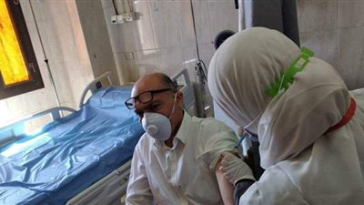 تطعيم الأطقم الطبية العاملة بمستشفيات المنيا الجامعية بلقاح كورونا