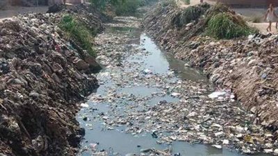 كيف نتصدى لظاهرة إلقاء القمامة فى الترع والمصارف المائية؟