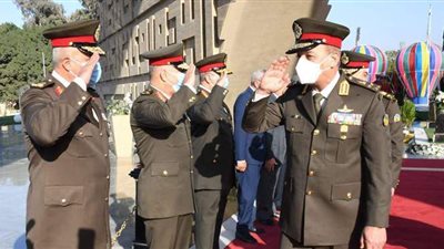 الرئيس ينيب وزير الدفاع لوضع إكليل الزهور على النصب التذكارى لشهداء القوات المسلحة