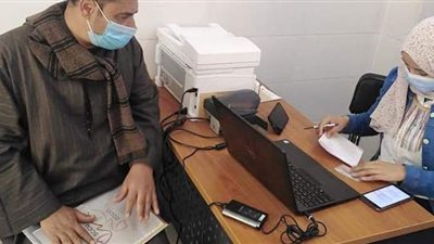 تلقيح 90 مواطنا من كبار السن وأصحاب الأمراض المزمنة ضد كورونا بقنا