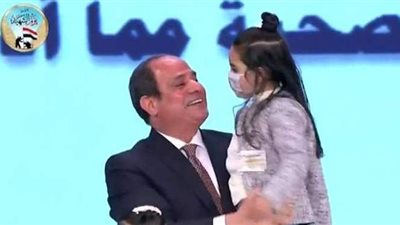 إنسانية السيسي مع أبناء الشهداء | فيديو