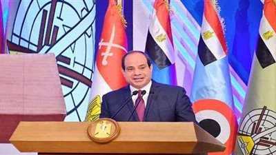 السيسي يكرم الطبيب الذي فقد بصره أثناء علاج مصابي كورونا | فيديو