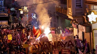 يروجن للشذوذ .. صور جريئة لتركيات تظاهرن تنديدا للعنف ضد المرأة بإسطنبول