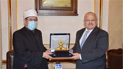 الخشت يهدي وزير الأوقاف درع جامعة القاهرة لجهوده في تجديد الخطاب الديني